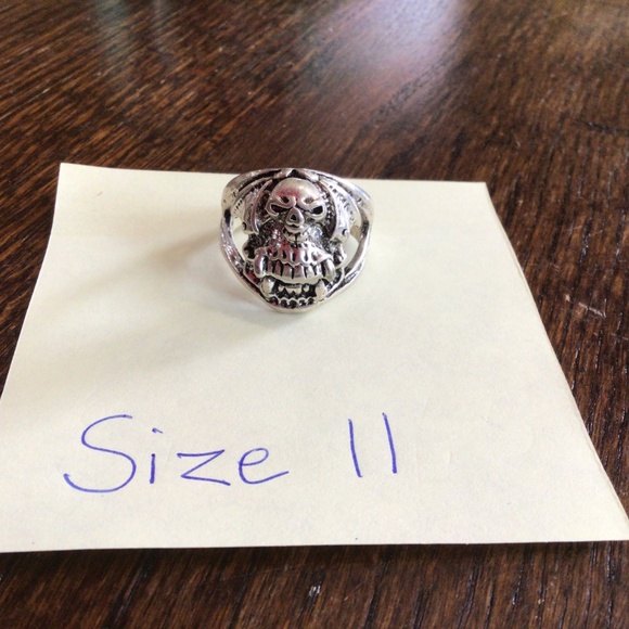 Lot of 8 heavy skull rings. Various sizes - Picture 8 of 9